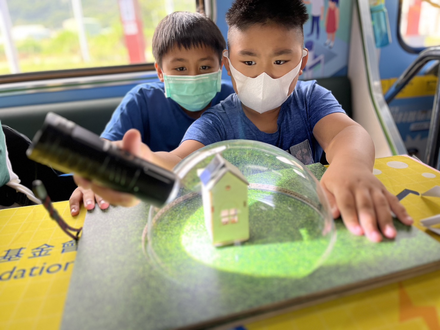 人生就是博參與基礎科學主題車廂，以STEAM教學精神，設計「逐日科學家」、「太陽能工程師」以及「淨零建築師」三大能源科普課程和實驗